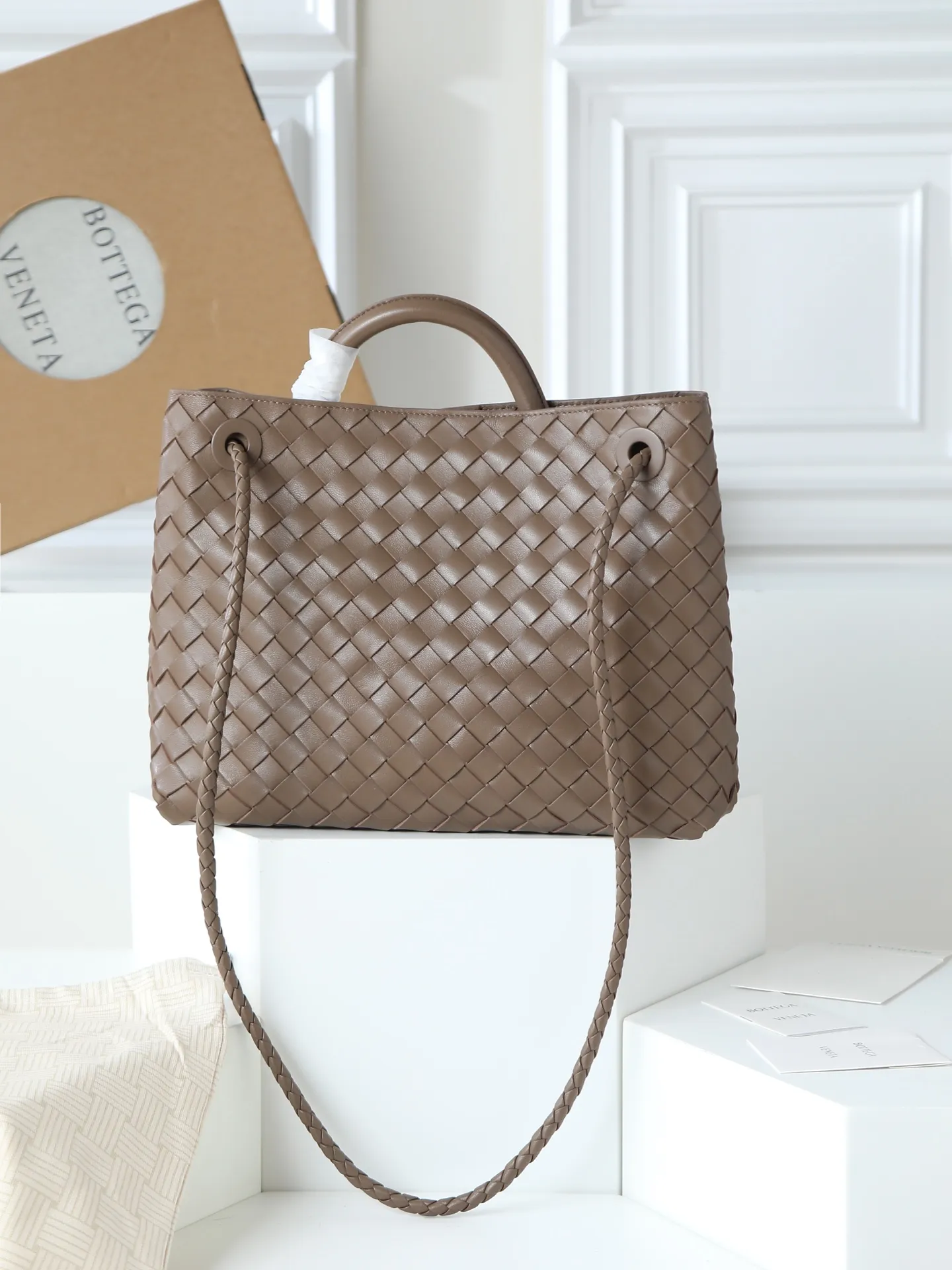 1550. Andiamo is shipping‼ ️Really popular🔥The new Andiamo woven handbag launched by Bottega Veneta this season is really popular all over the world! ! Celebrities at home and abroad have worn it, and Oscar-winning actress Michelle Yeoh has taken it out on the street. Song Jia, Trai Yala, Yu Feihong, Sanji Ayaka, Rosie Hunting-Whiteley, Yoshioka Riho, etc. have all worn this bag. It is classic and versatile and shows off your temperament, and the bag capacity is also large, which is very convenient for daily commuting! ! A variety of carrying methods, the shoulder straps can be adjusted by yourself, the original lambskin feels soft and delicate, and the unisex style breaks gender boundaries and brings a more practical and longer-lasting use experience. Andiamo, which has both elegant and casual styles, perfectly interprets the true appearance of "fashionable old money style". Style number: 766016 Size: 32*24*12